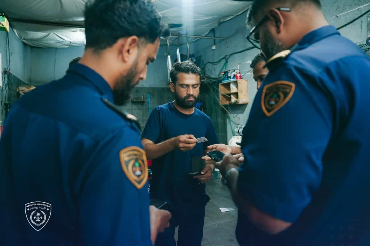 ބިދޭސީން އަތުން ފައިސާނެގި އިމިގްރޭޝަން އޮފިސަރުންތަކެއް ހައްޔަރުކޮށްފި